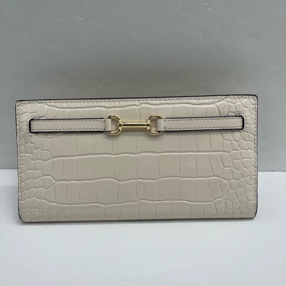 MICHAEL KORS Carson Large Crocodile Embossed Bifold Snap Wallet
Light Cream
NWT - Picture 14 of 16